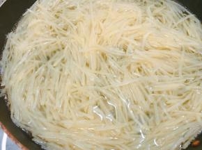 锅里烧水，水开后放入土豆丝焯水，变色后捞出过凉水，不要煮太久变色即可才会爽脆