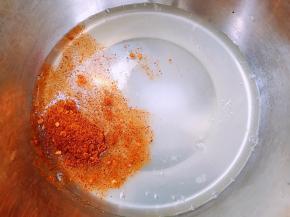 加入辣椒粉，盐，小苏打