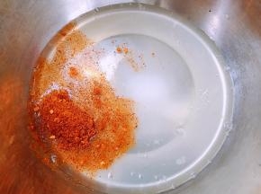 加入辣椒粉，盐，小苏打