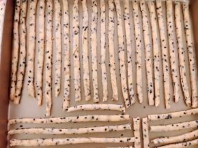 一根根摆在不沾烤盘里，放入预热好的烤箱中层180度烤20分钟表面金黄即可