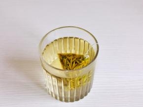首先用90度的水把茶叶泡上。