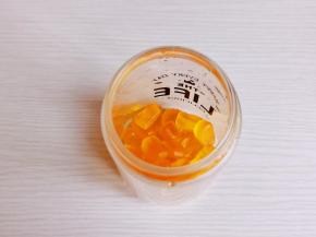 橙子QQ糖放入杯中。