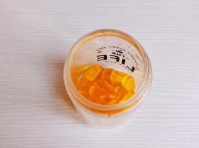 橙子QQ糖放入杯中。
