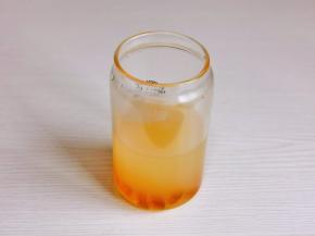 倒入绿茶搅拌融化。