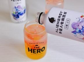 茶冻凝固后取出，加入果肉，倒入荔枝海盐水。