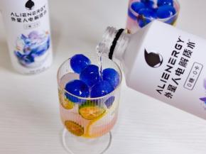 俺倒入电解质水青柠口味。