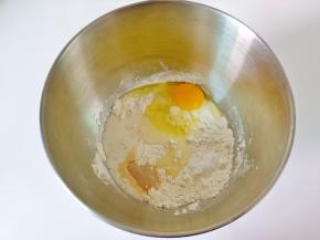 除黄油以外全部加入厨师机，盐与绵白糖对角放。