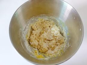 用筷子先搅拌一下，免的一会厨师机搅拌时粉飞扬。