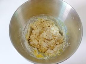 用筷子先搅拌一下，免的一会厨师机搅拌时粉飞扬。