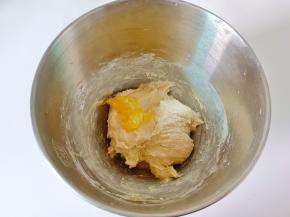 厨师机揉至扩展阶段后加入软化好的黄油。