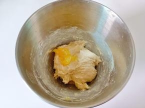 厨师机揉至扩展阶段后加入软化好的黄油。