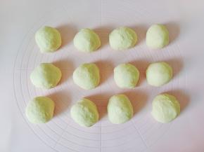 揉好的面团分成12个剂子。