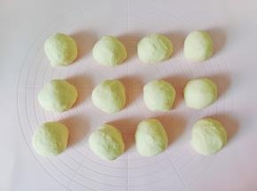 揉好的面团分成12个剂子。