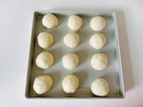 把面团揉圆放入烤盘。