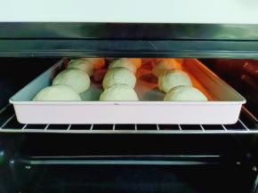 放将整形好的面团放发酵箱发酵，温度35，放一盘热水开始发酵。