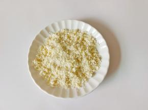 趁着面团发酵时间来做酥粒，酥粒的所有材料放一起拌均匀搓成颗粒。