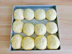 发酵好的面团表面刷上一层蛋液，撒上酥粒。