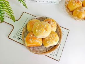 蓬松的软妹子一枚，面包外层有酥粒，吃起来酥酥脆脆的，掰开里面软乎乎的！