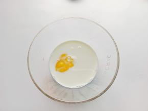 把鸡蛋，牛奶，绵白糖放入容器。