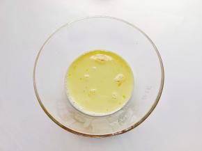 用打蛋器搅拌均匀。