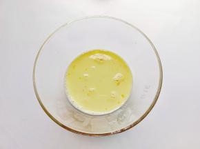 用打蛋器搅拌均匀。