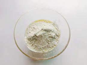 加入过筛后的高筋面粉、泡打粉、盐。