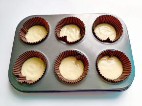 把面糊挤入纸杯中。