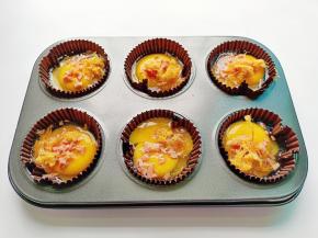 撒上火腿肠丁，肉松。