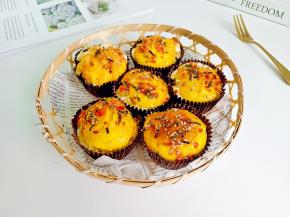 简单快手的鸡蛋肉松面包就做好了，撒点海苔与芝麻口感更加丰富！今天用的是草鸡蛋，个小，大家用其他鸡蛋的话蛋清可以少放一点，不然太满要溢出纸杯。