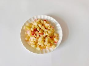 水蜜桃削皮切成小丁。