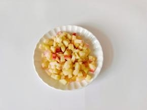 水蜜桃削皮切成小丁。