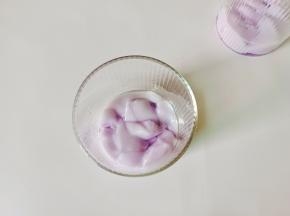 香芋布丁切小块放在第一层。