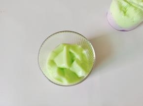 哈密瓜布丁切小块放第二层。