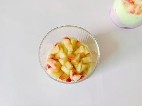 水蜜桃丁放在第三层。