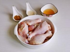 准备食材，鸡腿泡冷水，将血水泡出来。