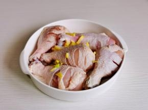 鸡腿擦干水分，划几刀装盘，加入姜丝。