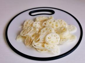 莲藕去皮洗净切片。