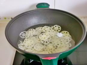 锅中加水，盐烧开，下莲藕再次烧开煮2分钟。