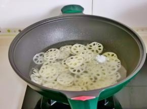 锅中加水，盐烧开，下莲藕再次烧开煮2分钟。