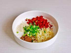 葱花，蒜末，辣椒碎，白芝麻，孜然粉放入碗中。