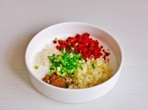 葱花，蒜末，辣椒碎，白芝麻，孜然粉放入碗中。