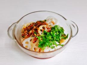 莲藕沥干水分，淋上酱汁拌均匀即可享用。