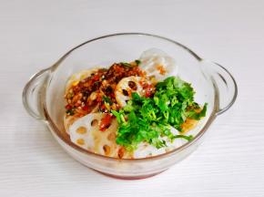 莲藕沥干水分，淋上酱汁拌均匀即可享用。