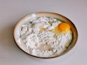 准备食材，将面粉，白砂糖，酵母粉，鸡蛋，分次加入水混合均匀。