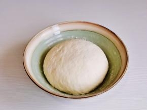 揉成面团盖上盖子进行发酵，发酵至原来的1.5倍大。