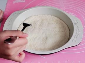 放入盘中，叉出不规则的小孔。（下面的步骤完全交给小朋友操作）