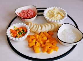 准备好馅料，水果自己喜欢的就可以，但建议选用水分较少的水果。