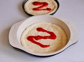 分别挤上番茄酱涂匀。