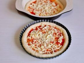 分别撒上马苏里拉芝士。