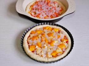 放上馅料，一个水果的。